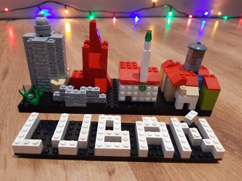 zbudowane z klocków lego zabytki miejskie oraz duży napis Lubań
